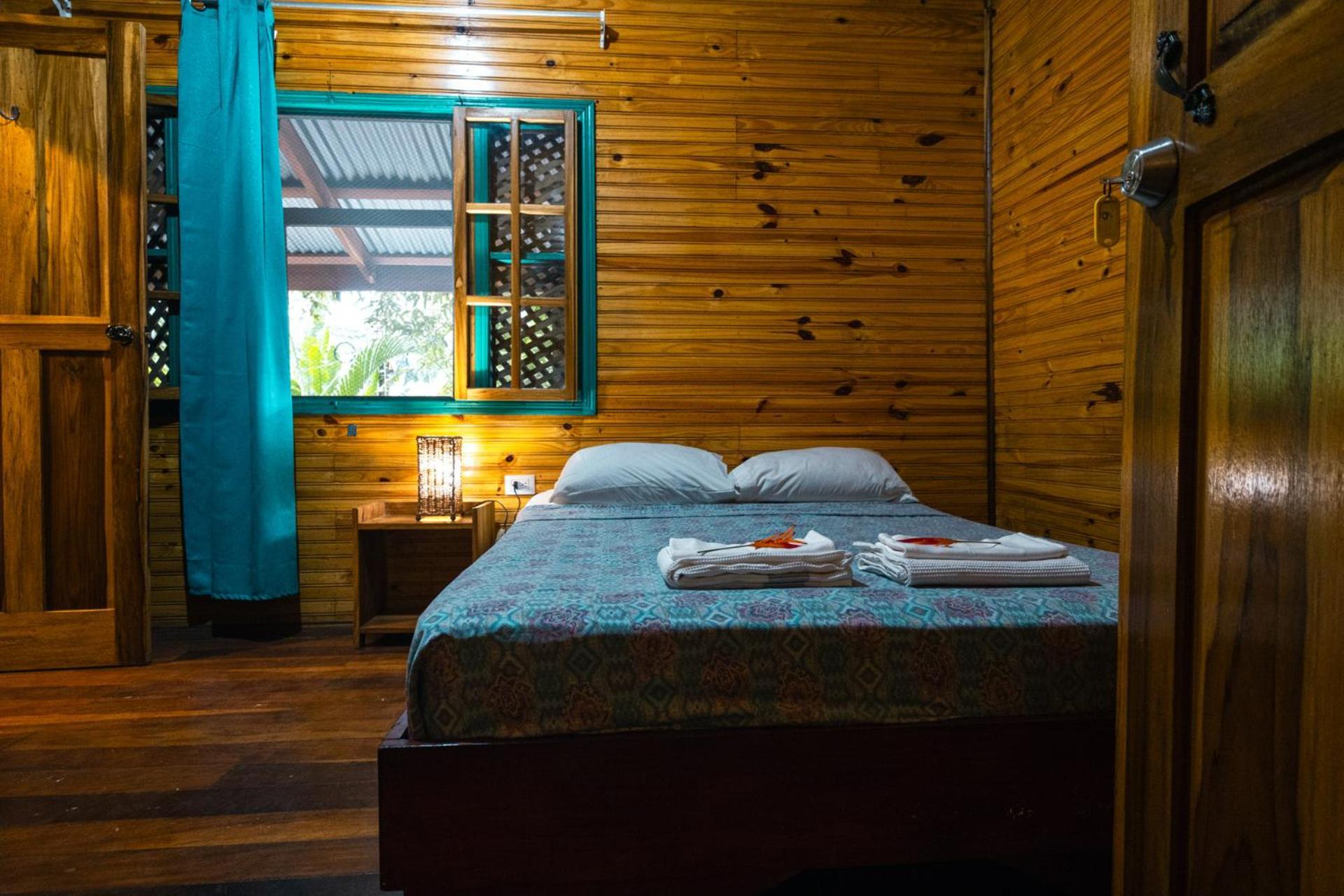 Casa Aldirica Hotell Cahuita Exteriör bild