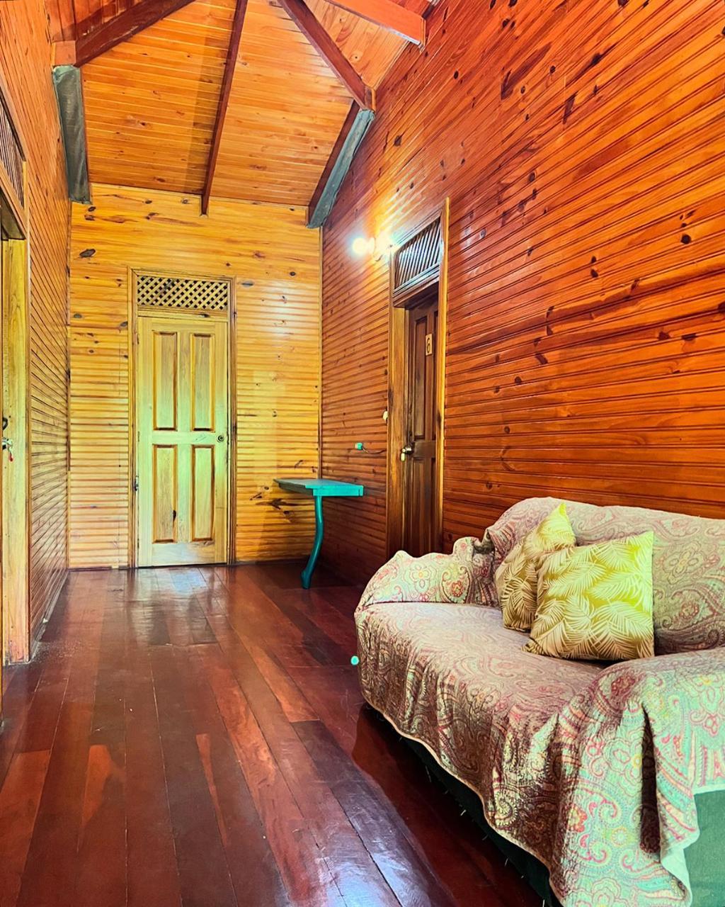Casa Aldirica Hotell Cahuita Exteriör bild
